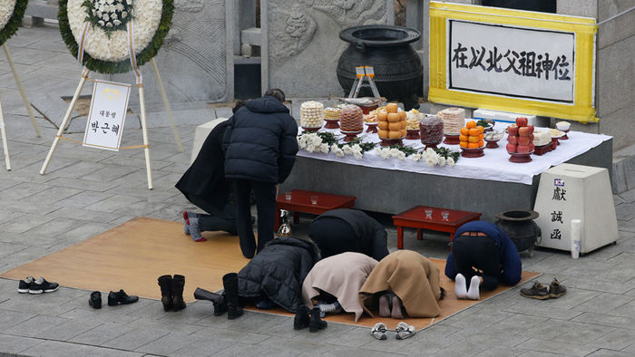 메인이미지  3 : 설날인 8일 경기도 파주시 임진각에서 열린 합동망향제에서 실향민 가족이 북녘을 향해 절하고 있다.