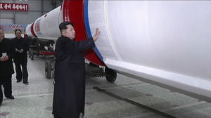 [슬라이드 포토] 광명성호 쓰다듬는 김정은 제1비서