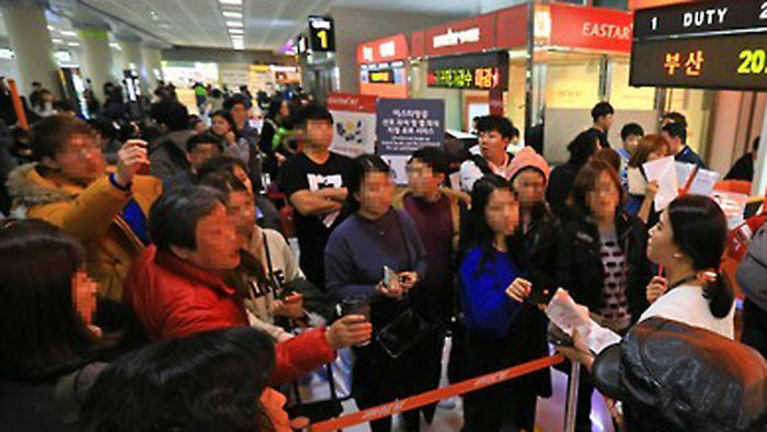 메인이미지  4 : 11일 오후 제주공항에 난기류가 발생하면서 항공기 결항과 회항, 지연 운항이 속출하자 승객들이 항공사 카운터에서 대체 항공편을 문의하고 있다