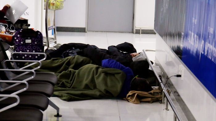 메인이미지  2 : 11일 오후 난기류로 인한 결항사태로 제주를 빠져나가지 못한 체류객들이 12일 새벽까지 제주공항 여객대합실에서 쪽잠을 자며 밤을 지새우고 있다.