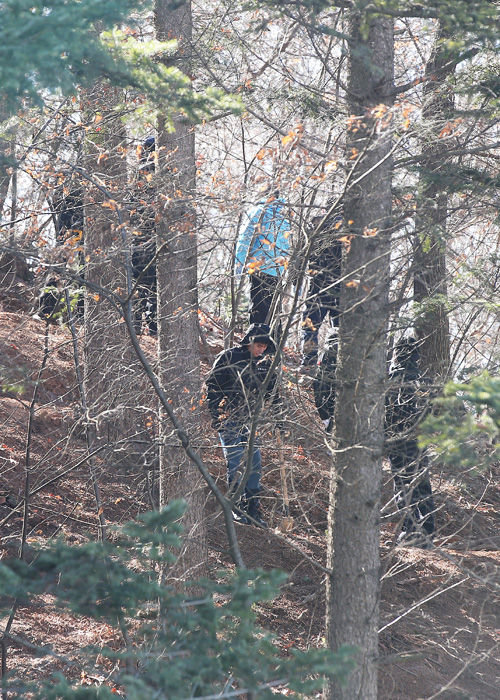메인이미지  7 : 사라진 큰딸을 찾지 않고 작은딸을 학교에 보내지 않아 아동 유기 및 교육적 방임으로 구속 수사를 받는 어머니 박모(42)씨가 큰딸을 살해 후 암매장했다고 자백한 15일 오후 경기도 광주시의 한 야산에서 경찰이 시신 수색을 하고 있다. (경기광주=연합뉴스)