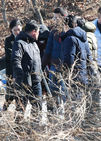 섬네일이미지  1:사라진 큰딸을 찾지 않고 작은딸을 학교에 보내지 않아 아동 유기 및 교육적 방임으로 구속 수사를 받는 어머니 박모 씨가 큰딸을 살해 후 암매장했다고 자백한 15일 오후 경기도 광주시의 한 야산 시신 수색 현장에서 피의자 중 한명이 내려오고 있다. (경기광주=연합뉴스)