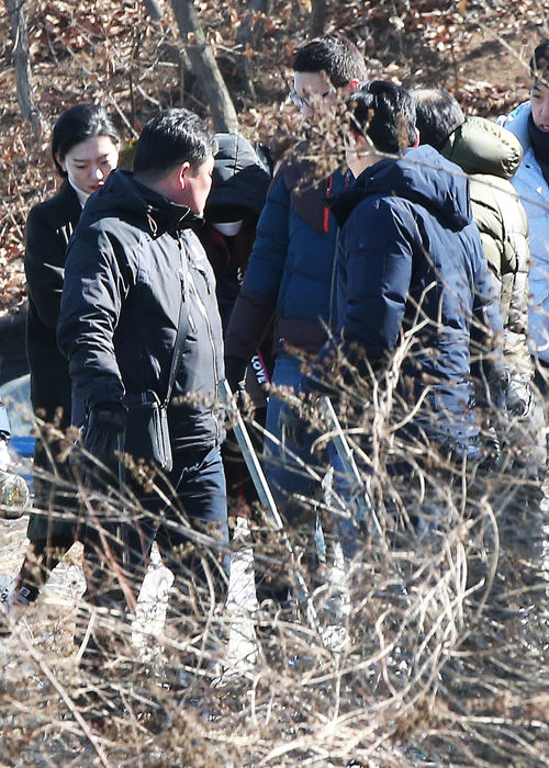 메인이미지  1 : 사라진 큰딸을 찾지 않고 작은딸을 학교에 보내지 않아 아동 유기 및 교육적 방임으로 구속 수사를 받는 어머니 박모 씨가 큰딸을 살해 후 암매장했다고 자백한 15일 오후 경기도 광주시의 한 야산 시신 수색 현장에서 피의자 중 한명이 내려오고 있다. (경기광주=연합뉴스)