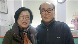 사람들 '낮에 손자보고 밤에 함께 공부' 60대 부부 학사모