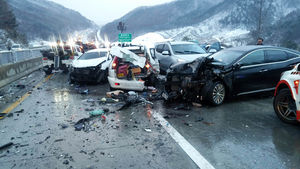 원주 중앙고속도서 차량 35대 연쇄추돌&hellip;10여 명 부상