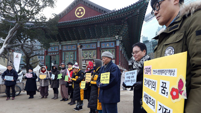 메인이미지  2 :  16일 오후 조계사에서 열린 세계평화기도 500일 세월호 희망을 여는 길내기 행사에서 참가자들이 걷기 명상을 출발 전 조계사 경내에서 명상하고 있다. 