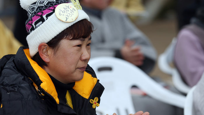 메인이미지  6 : 16일 오후 조계사에서 열린 세계평화기도 500일 세월호 희망을 여는 길내기 행사에 참가한 세월호 유가족이 공연을 보다 눈물을 흘리고 있다.