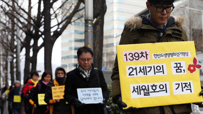 메인이미지  3 : 16일 오후 조계사에서 열린 세계평화기도 500일 세월호 희망을 여는 길내기 행사에서 참가자들이 걷기 명상을 하고 있다.