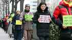 섬네일이미지  1:16일 오후 조계사에서 열린 세계평화기도 500일 세월호 희망을 여는 길내기 행사에서 참가자들이 걷기 명상을 하고 있다. 