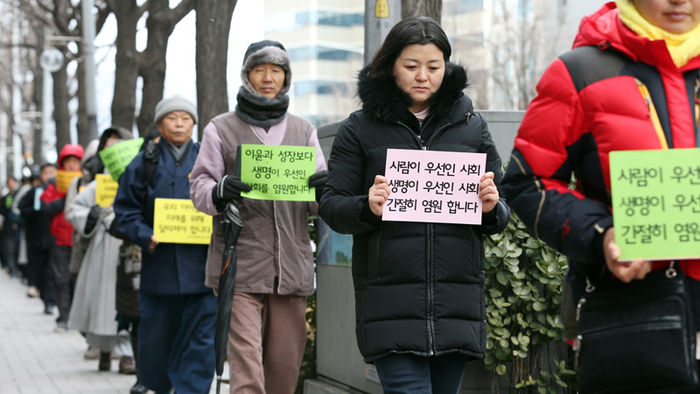 메인이미지  1 : 16일 오후 조계사에서 열린 세계평화기도 500일 세월호 희망을 여는 길내기 행사에서 참가자들이 걷기 명상을 하고 있다. 