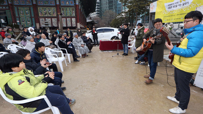 메인이미지  7 :  16일 오후 조계사에서 열린 세계평화기도 500일 세월호 희망을 여는 길내기 행사와 꼬마평화도서관 이름패 전달식에서 호구와트가 공연을 하고 있다. 