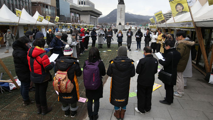 메인이미지  5 : 16일 오후 서울 광화문 세월호 농성장에서 세계평화기도 500일 세월호 희망을 여는 길내기 행사 참가자들이 기도를 하고 있다.