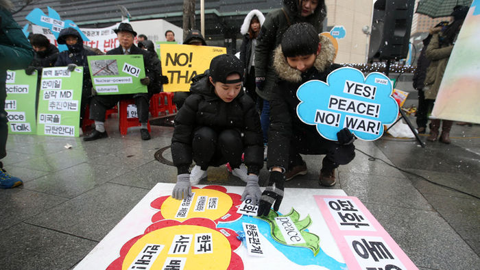 메인이미지  7 : 16일 오후 서울 광화문 KT 앞에서 열린 '호혜 평등한 한미관계를 바라는 시민발언대 196차 미 대사관 앞 집회'에서 참가자들이 사드 한국 배치를 강요하는 미국을 규탄하는 내용의 퍼포먼스를 하고 있다.