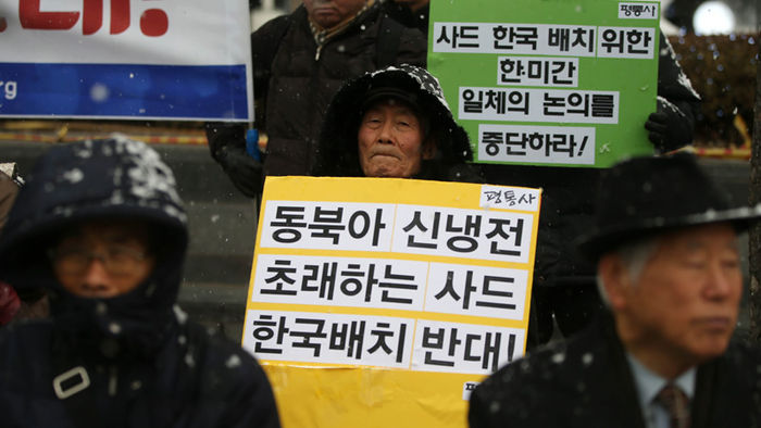 메인이미지  5 : 16일 오후 서울 광화문 KT 앞에서 열린 '호혜 평등한 한미관계를 바라는 시민발언대 196차 미 대사관 앞 집회'에서 참석자들이 사드 배치를 반대하는 내용의 피켓을 들고 있다. 