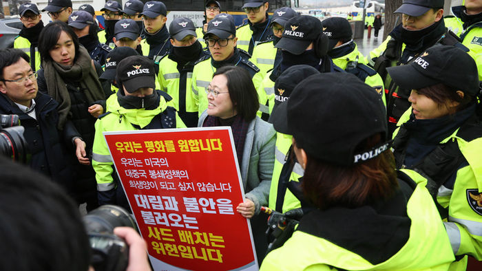 메인이미지  2 :  16일 오전 서울 종로구 주한 미국대사관 앞에서 1인 시위를 하던 민주사회를 위한 변호사모임(민변) 미군문제연구위원회 회원이 한반도 내 사드 배치 중단을 촉구하던 중 경찰에게 저지당하고 있다.