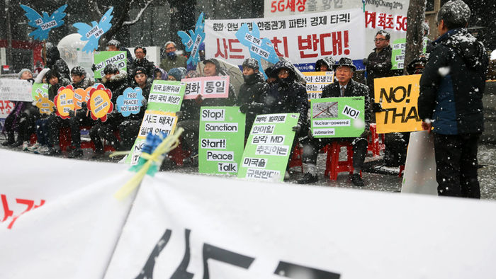 메인이미지  4 : 16일 오후 서울 광화문 KT 앞에서 열린 '호혜 평등한 한미관계를 바라는 시민발언대 196차 미 대사관 앞 집회'에서 참가자들이 사드 한국 배치를 반대하는 내용이 적힌 피켓을 들고 있다. 