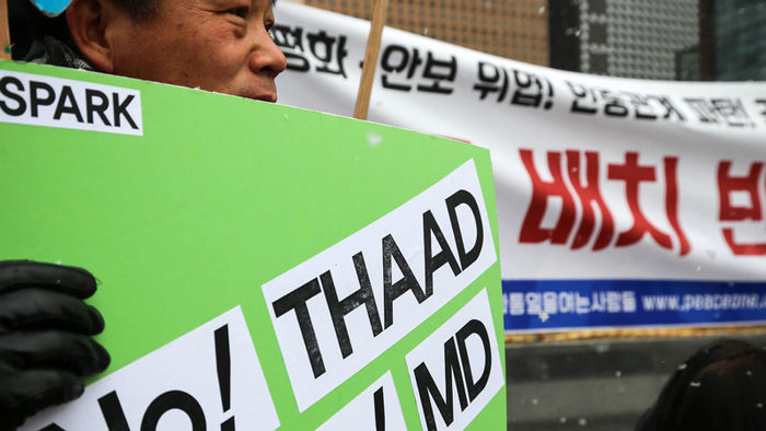 메인이미지  3 : 16일 오후 서울 광화문 KT 앞에서 열린 '호혜 평등한 한미관계를 바라는 시민발언대 196차 미 대사관 앞 집회'에서 참가자들이 사드 한국 배치를 반대하는 내용이 적힌 피켓을 들고 있다.