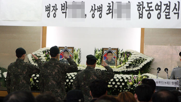 메인이미지  5 : 점검 비행 중 추락한 헬기사고로 숨진 육군 1군사령부 205항공대 소속 장병 3명 중 고(故) 박모(23) 병장과 최모(22) 상병 등 2명의 합동영결식이 17일 엄수됐다. 1군사령부 장(葬)으로 경기 성남 국군수도병원 영결식장에서 열린 영결식에는 유족과 군 관계자 등 약 200여명이 참석해 고인들의 마지막 길을 배웅했다. 헌화 후 경례하는 동료 장병.(성남=연합뉴스)