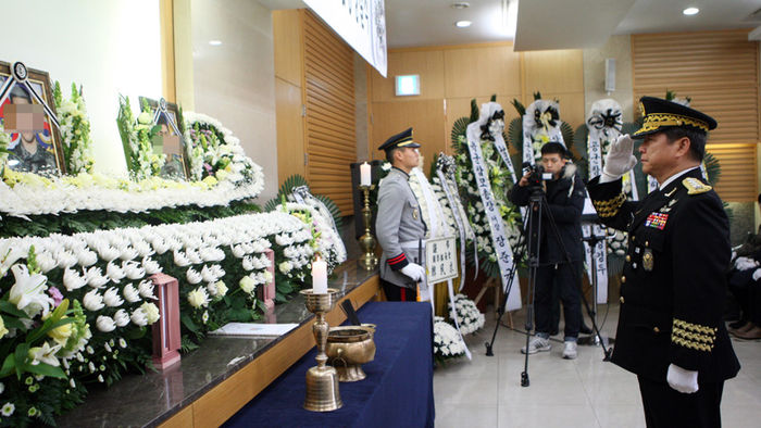 메인이미지  4 : 점검 비행 중 추락한 헬기사고로 숨진 육군 1군사령부 205항공대 소속 장병 3명 중 고(故) 박모(23) 병장과 최모(22) 상병 등 2명의 합동영결식이 17일 엄수됐다. 1군사령부 장(葬)으로 경기 성남 국군수도병원 영결식장에서 열린 영결식에는 유족과 군 관계자 등 약 200여명이 참석해 고인들의 마지막 길을 배웅했다. 조서 후 제1야전군사령관이 고인의 영정 앞에서 경례하고 있다.(성남=연합뉴스)