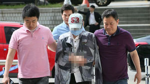 세월호 집회서 태극기 불태운 20대 국기모독 혐의 무죄