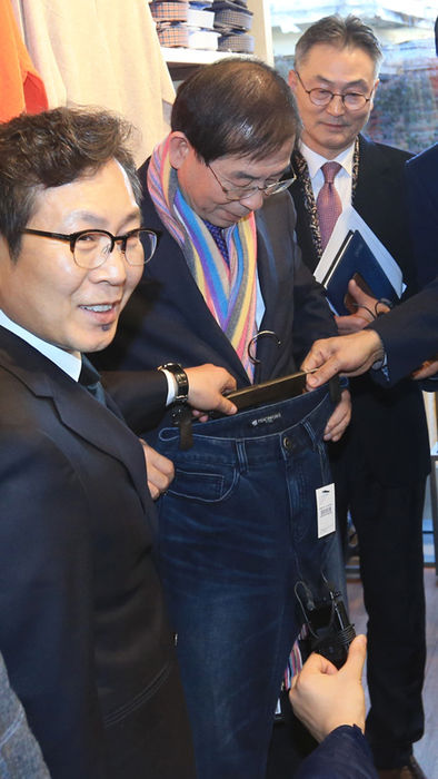 메인이미지  6 : 박원순 서울시장이 17일 오후 서울 안국동 개성공단 상회 협동조합 안국점을 찾아 개성공단에서 만든 의류를 살펴보고 있다.