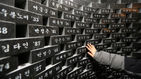 섬네일이미지  3:대구지하철 참사 13주기를 하루 앞둔 17일 오후 대구 중앙로역 지하 2층 '기억의 공간'을 찾은 학생들이 고인의 이름이 새겨진 추모벽을 만지고 있다. 