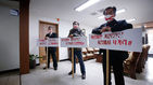섬네일이미지  1:18일 오전 경기도 포천시청에서 시의원들이 새누리당 서장원(58) 포천시장의 출근을 반대하며 피켓을 들고 있다.

   전날 의정부지법 형사3부는 강제추행과 무고 등의 혐의로 기소된 서 시장에 대한 항소심에서 징역 10월에 집행유예 2년을 선고했다. 서 시장은 자진 탈당 의사와 대법원 상고의 뜻을 밝혀 시장직을 유지하겠다는 뜻을 시사했다. (포천=연합뉴스)