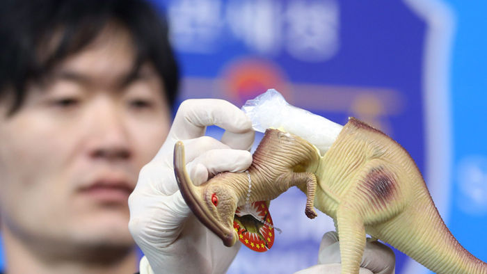 메인이미지  1 : 18일 서울 강남구 관세청 서울본부세관에서 관세청 관계자가 필로폰 밀수 사례를 보여주고 있다. 관세청은 이날 '2015년 마약류 밀수단속 동향'을 발표하고 지난 한 해 동안 총 325건, 91.6㎏, 시가 2천140억 원 규모의 마약류가 적발됐다고 밝혔다. 전년보다 건수로는 6%, 중량으로는 28%, 금액으로는 42% 각각 증가한 것이다.(서울=연합뉴스)