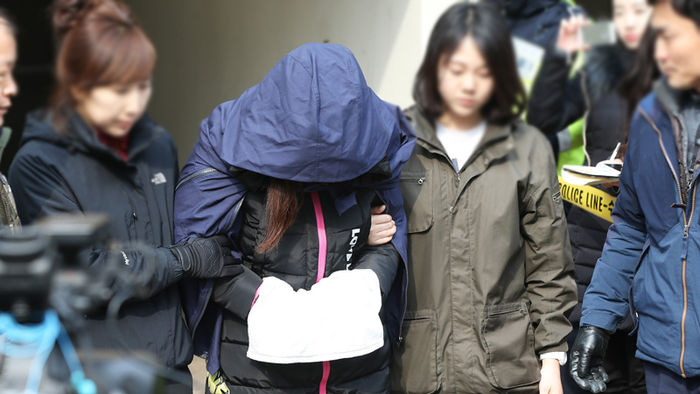 메인이미지  5 : 18일 오후 경기도 용인시의 한 아파트에서 진행된 고성 큰딸 살해 암매장 사건 현장검증에서 친딸을 숨지게 한 어머니 박모(42&middot;여)씨가 현장검증을 마치고 나오고 있다.(용인=연합뉴스)