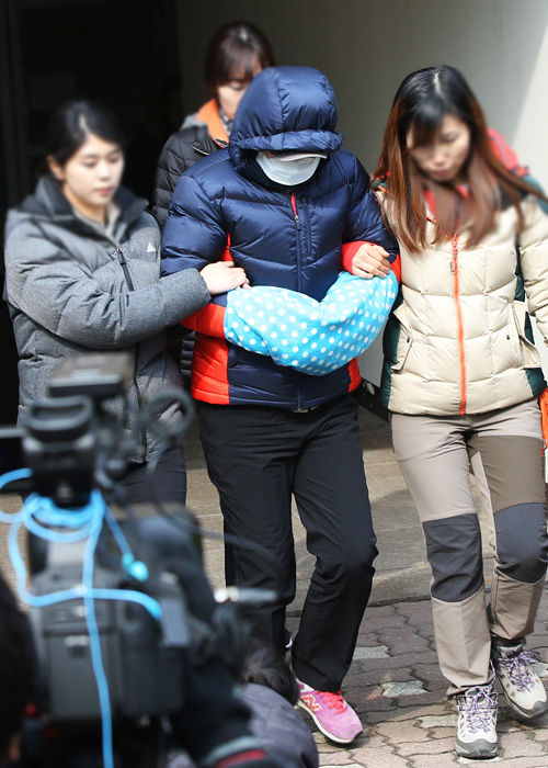 메인이미지  4 : 18일 오후 경기도 용인시의 한 아파트에서 진행된 고성 큰딸 살해 암매장 사건 현장검증에서 친딸을 숨지게 한 어머니 박모(42&middot;여)씨가 현장검증을 마치고 나오고 있다.(용인=연합뉴스)