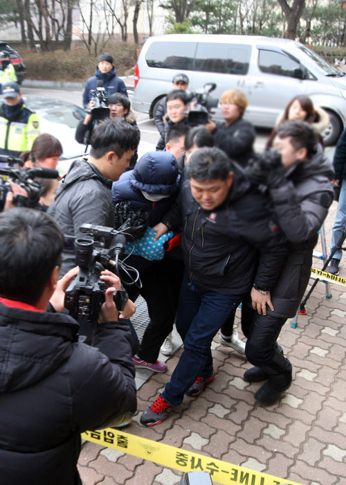 메인이미지  3 : 큰딸을 폭행해 숨지게 한 뒤 암매장한 혐의를 받는 어머니 박모(42)씨가 18일 오후 현장검증을 받고자 공범인 친구 백모(42&middot;여)&middot;집주인 이모(45&middot;여)씨와 함께 살던 경기도 용인의 한 아파트에 들어서고 있다. (용인=연합뉴스)