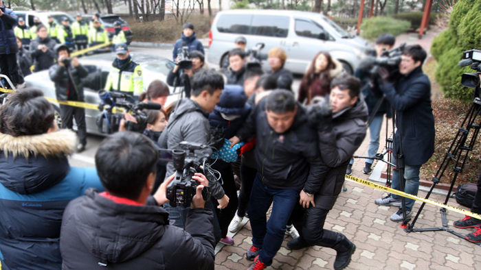 메인이미지  2 : 큰딸을 폭행해 숨지게 한 뒤 암매장한 혐의를 받는 어머니 박모(42)씨가 18일 오후 현장검증을 받고자 공범인 친구 백모(42&middot;여)&middot;집주인 이모(45&middot;여)씨와 함께 살던 경기도 용인의 한 아파트에 들어서고 있다. (용인=연합뉴스)