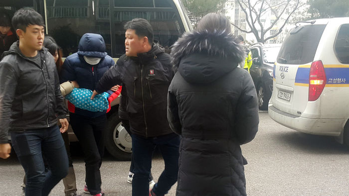 메인이미지  1 : 큰딸을 폭행해 숨지게 한 뒤 암매장한 혐의를 받는 어머니 박모(42)씨가 18일 오후 현장검증을 받고자 공범인 친구 백모(42&middot;여)&middot;집주인 이모(45&middot;여)씨와 함께 살던 경기도 용인의 한 아파트에 들어서고 있다. (용인=연합뉴스)