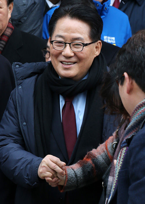 메인이미지  4 : 저축은행으로부터 금품을 받은 혐의로 기소된 무소속 박지원 의원이 18일 오후 서울 서초동 대법원에서 무죄 취지의 파기환송 판결을 받은뒤 법정을 나서며 환환 표정을 짓고 있다. (서울=연합뉴스)