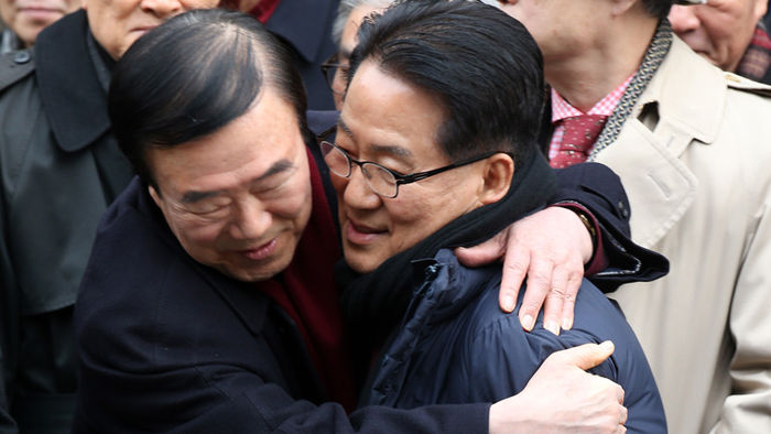 메인이미지  2 : 저축은행으로부터 금품을 받은 혐의로 기소된 무소속 박지원 의원이 18일 오후 서울 서초동 대법원에서 무죄 취지의 파기환송 판결을 받은뒤 법정을 나서며 김옥두 전 의원의 축하를 받고 있다. (서울=연합뉴스)