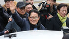 섬네일이미지  1:저축은행으로부터 금품을 받은 혐의로 기소된 무소속 박지원 의원이 18일 오후 서울 서초동 대법원에서 무죄 취지의 파기환송 판결을 받은뒤 법정을 나서며 지지자들을 향해 손을 들어 인사하고 있다.(서울=연합뉴스)