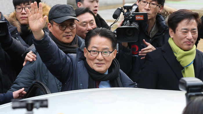 메인이미지  1 : 저축은행으로부터 금품을 받은 혐의로 기소된 무소속 박지원 의원이 18일 오후 서울 서초동 대법원에서 무죄 취지의 파기환송 판결을 받은뒤 법정을 나서며 지지자들을 향해 손을 들어 인사하고 있다.(서울=연합뉴스)