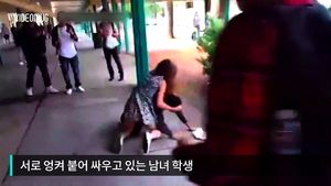 [비디오머그] 고등학교서 벌인 난투극&hellip;여학생이 무릎으로 얼굴 때려