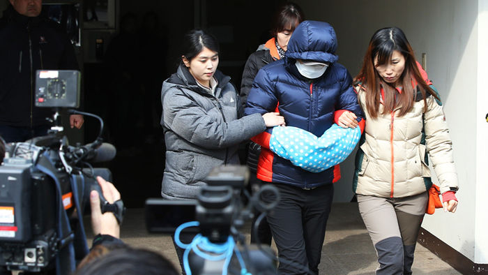 메인이미지  1 : 18일 오후 경기도 용인시의 한 아파트에서 진행된 고성 큰딸 살해 암매장 사건 현장검증에서 친딸을 숨지게 한 어머니 박모(42&middot;여)씨가 현장검증을 마치고 나오고 있다. 