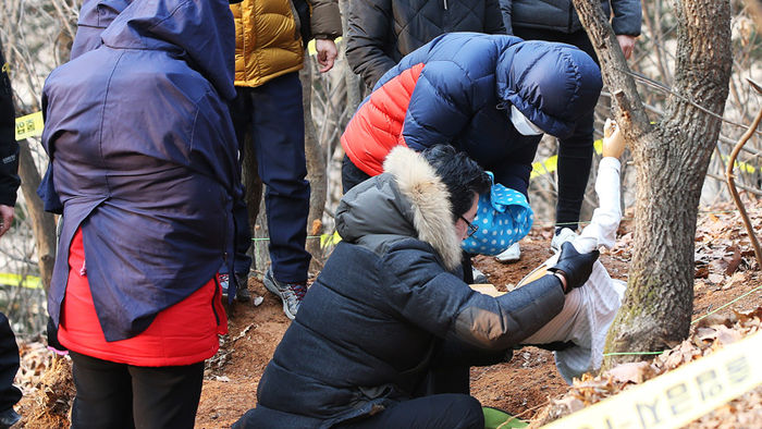 메인이미지  3 : 18일 오후 경기도 광주시의 한 야산에서 진행된 고성 큰딸 살해 암매장 사건 현장검증에서 친딸을 숨지게 한 주부 박모(42&middot;여)씨와 암매장에 가담한 박 씨의 친구 백모(42&middot;여) 집주인 이모(45&middot;여)씨가 범행을 재연하고 있다. 