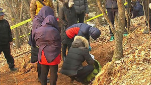 '큰딸 암매장 사건' 어머니 등 살인죄 적용 보류