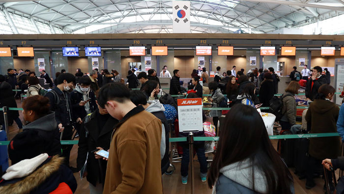 메인이미지  1 : 19일 인천국제공항 출국장 제주항공 체크인 카운터 입구에 이날 발생한 예약 발권 시스템 오류로 인한 출발 수속 지연에 대한 사과 안내문이 부착돼 있다.

   이날 오전 6시40분께 제주항공에 예약발권 시스템을 공급하는 SITA사에서 시스템을 점검하는 과정에 오류가 생기면서 인천공항을 출발하는 국제선 7편의 출발이 지연됐다.(영종도=연합뉴스)