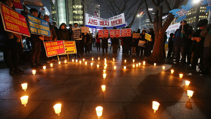 메인이미지  7 : 19일 저녁 서울 광화문 KT 앞에서 반전평화연대와 전쟁반대평화실현국민행동, 평통사 등 시민사회단체 회원들이 사드 배치를 반대하며 촛불로 평화마크를 만드는 퍼포먼스를 하고 있다.