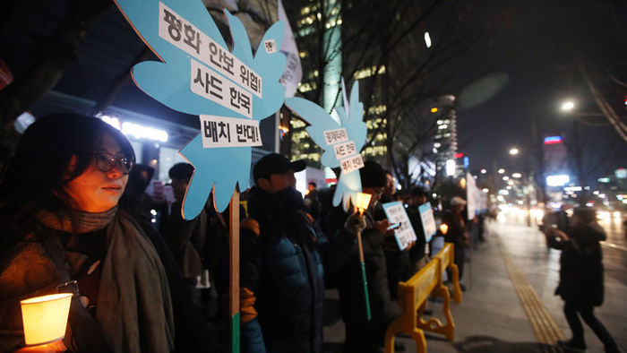 메인이미지  4 :  19일 서울 광화문 KT 앞에서 반전평화연대와 전쟁반대평화실현국민행동, 평통사 등 시민사회단체 회원들이 사드 배치 반대 집회를 하고 있다. 