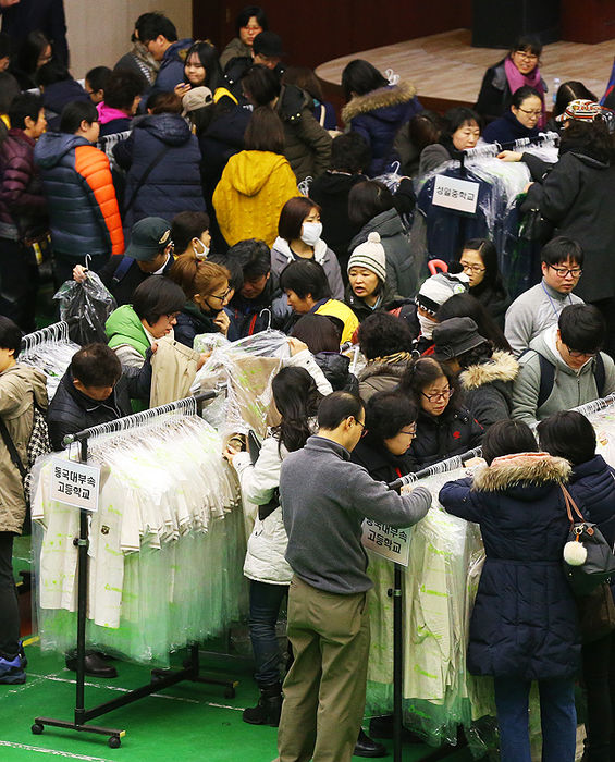 메인이미지  10 :  20일 오전 서울 동대문구청에서 열린 교복 나눔장터 행사를 찾은 주민들이 교복을 살펴보고 있다. 이번 행사에는 관내 6개 중학교와 4개 고등학교 등 총 10곳이 참여했다. 행사장을 찾은 주민들은 품목 관계 없이 장당 2천원에 5장까지 옷을 구매할 수 있다. 