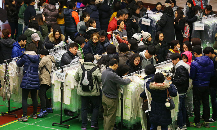 메인이미지  9 :  20일 오전 서울 동대문구청에서 열린 교복 나눔장터 행사를 찾은 주민들이 교복을 살펴보고 있다. 이번 행사에는 관내 6개 중학교와 4개 고등학교 등 총 10곳이 참여했다. 행사장을 찾은 주민들은 품목 관계 없이 장당 2천원에 5장까지 옷을 구매할 수 있다. 