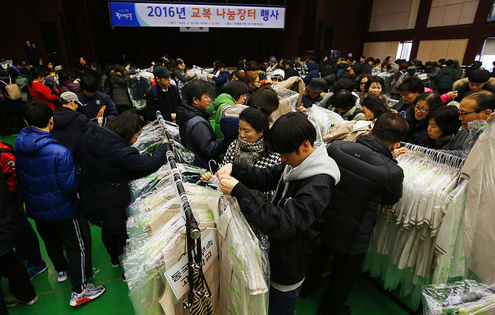 메인이미지  7 : 20일 오전 서울 동대문구청에서 열린 교복 나눔장터 행사를 찾은 주민들이 교복을 살펴보고 있다. 이번 행사에는 관내 6개 중학교와 4개 고등학교 등 총 10곳이 참여했다. 행사장을 찾은 주민들은 품목 관계 없이 장당 2천원에 5장까지 옷을 구매할 수 있다. 