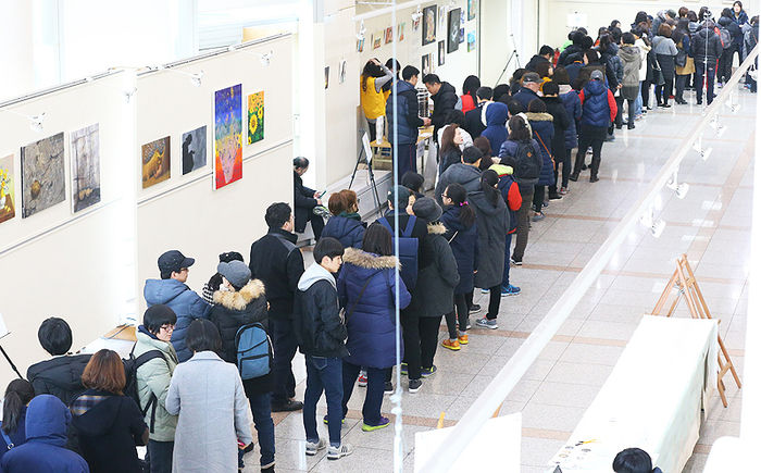 메인이미지  6 : 20일 오전 서울 동대문구청에서 열린 교복 나눔장터 행사를 찾은 주민들이 행사시작을 기다리고 있다. 이번 행사에는 관내 6개 중학교와 4개 고등학교 등 총 10곳이 참여했다. 행사장을 찾은 주민들은 품목 관계 없이 장당 2천원에 5장까지 옷을 구매할 수 있다. 