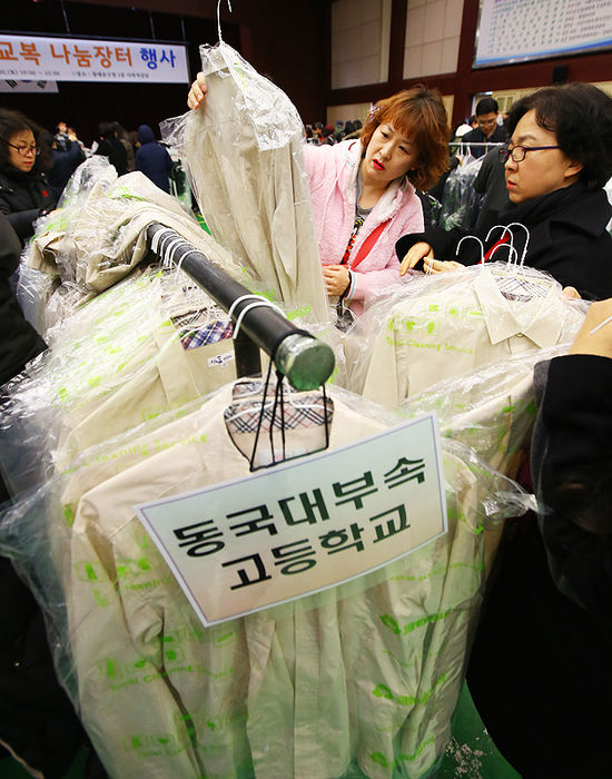 메인이미지  4 : 20일 오전 서울 동대문구청에서 열린 교복 나눔장터 행사를 찾은 주민들이 교복을 살펴보고 있다. 이번 행사에는 관내 6개 중학교와 4개 고등학교 등 총 10곳이 참여했다. 행사장을 찾은 주민들은 품목 관계 없이 장당 2천원에 5장까지 옷을 구매할 수 있다. 