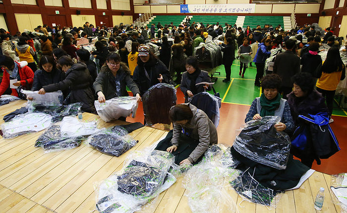메인이미지  1 :  20일 오전 서울 동대문구청에서 열린 교복 나눔장터 행사를 찾은 주민들이 교복을 살펴보고 있다. 이번 행사에는 관내 6개 중학교와 4개 고등학교 등 총 10곳이 참여했다. 행사장을 찾은 주민들은 품목 관계 없이 장당 2천원에 5장까지 옷을 구매할 수 있다. 